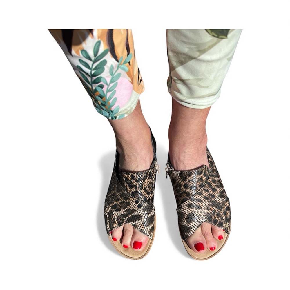 Sesto Meucci Italy snake print leather sandals inner zip back strap preowned